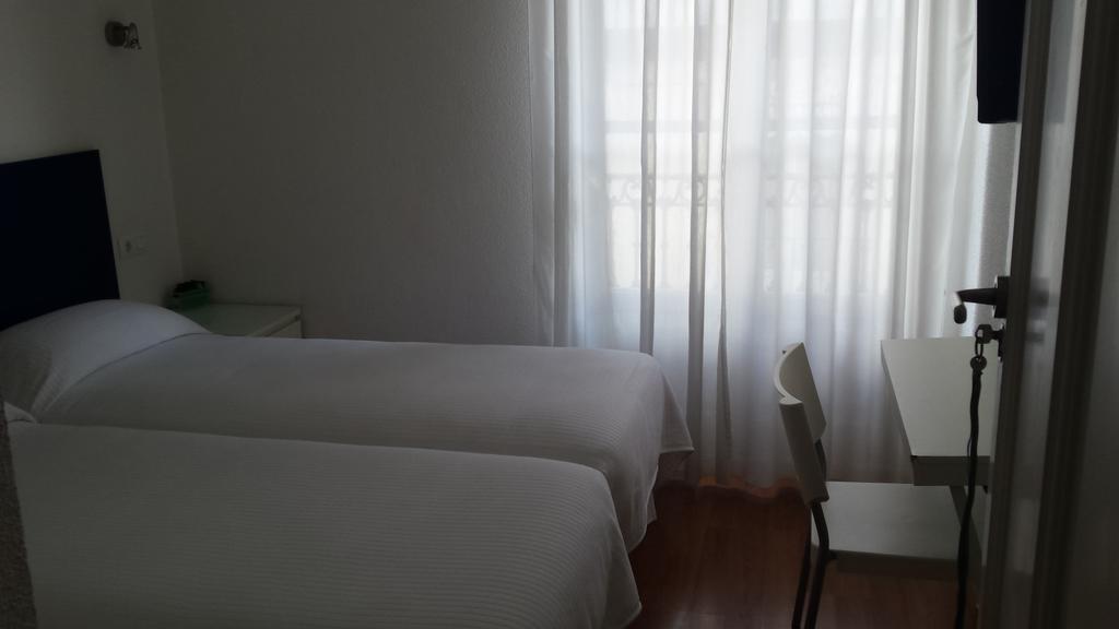 Hostal Santa Isabel Madrid Bagian luar foto